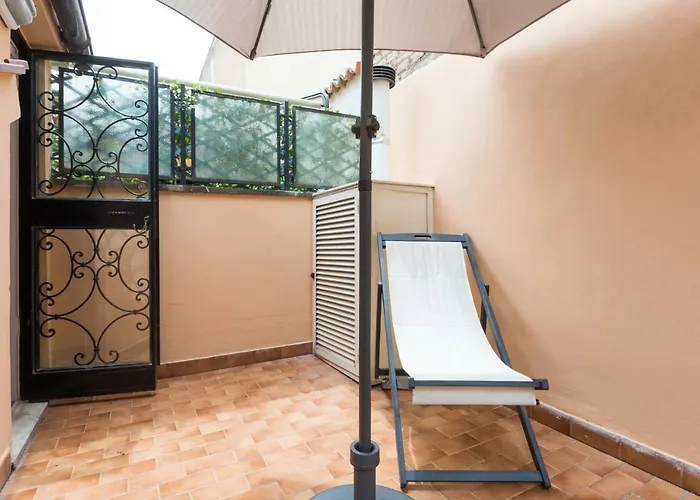 דירה Quiet Pied A Terre With Terrace In Borgo Pio רומא